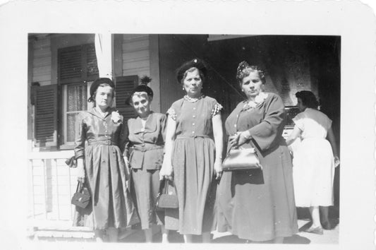 4 femmes posent devant un balcon