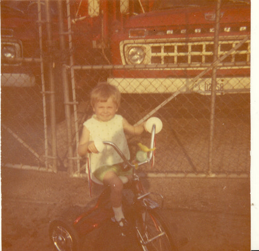 Enfant sur un tricycle