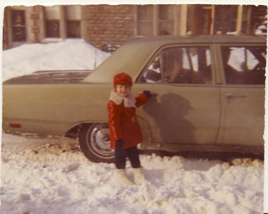 Une enfant devant une Dodge Dart