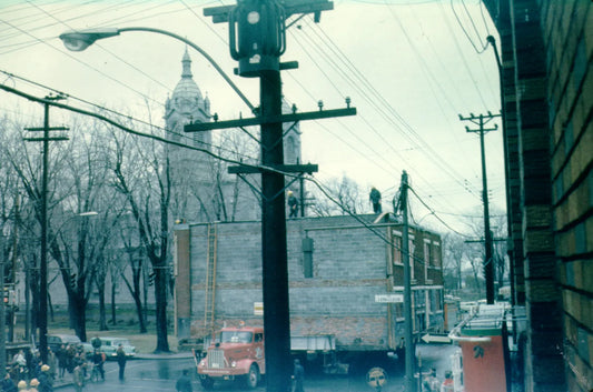 Transport d'une maison sur rue Notre-Dame est