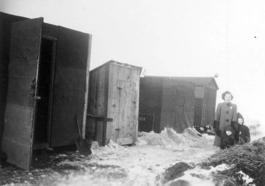 Cabanes de L.P. Durocher sur le fleuve près de l'île Charron