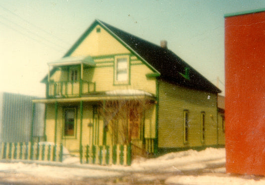 Maison jaune et verte