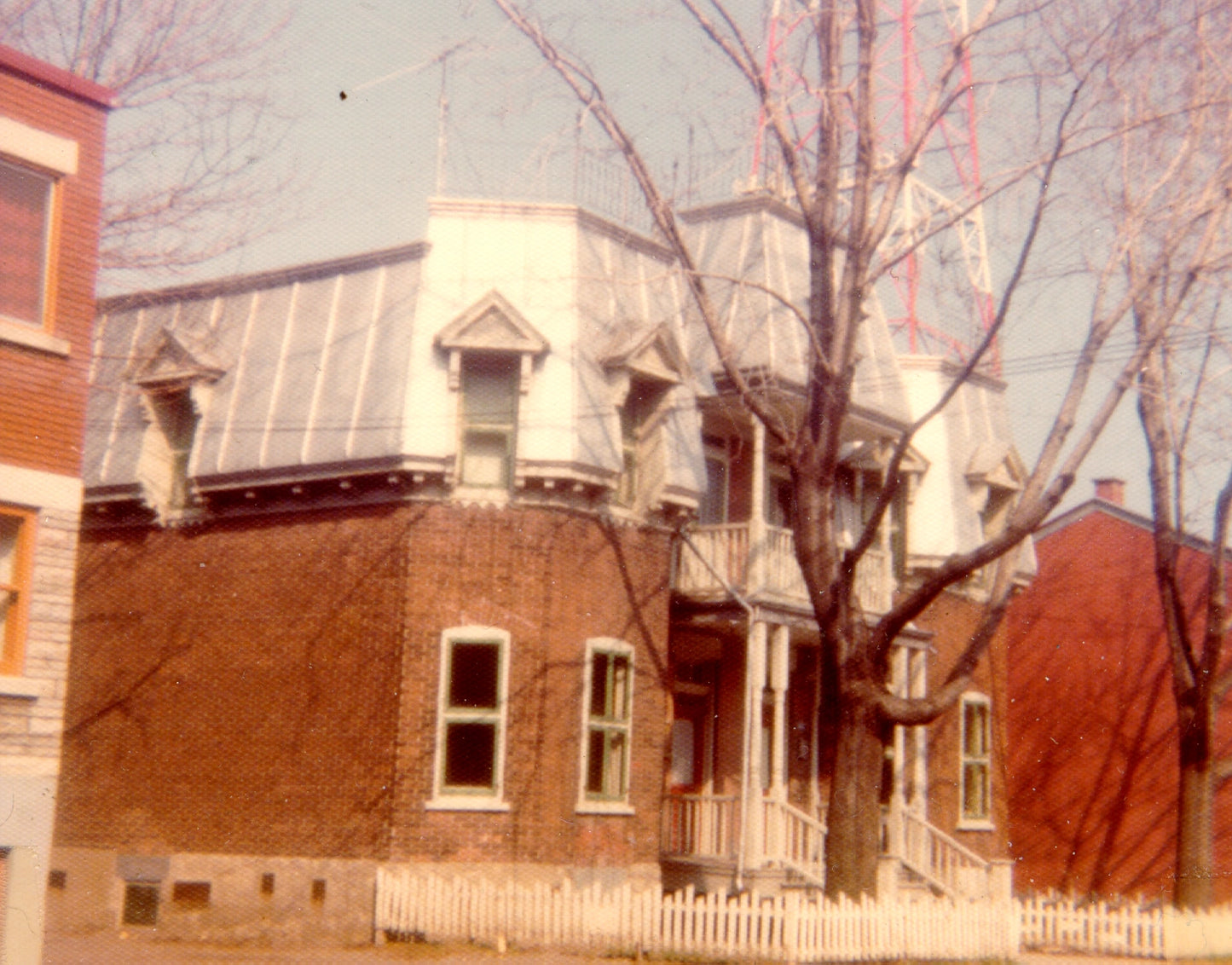 Duplex à toit mansardé