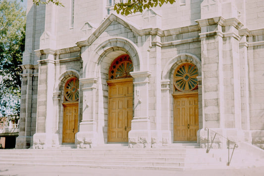 Parvis de l'église Saint-François d'Assise