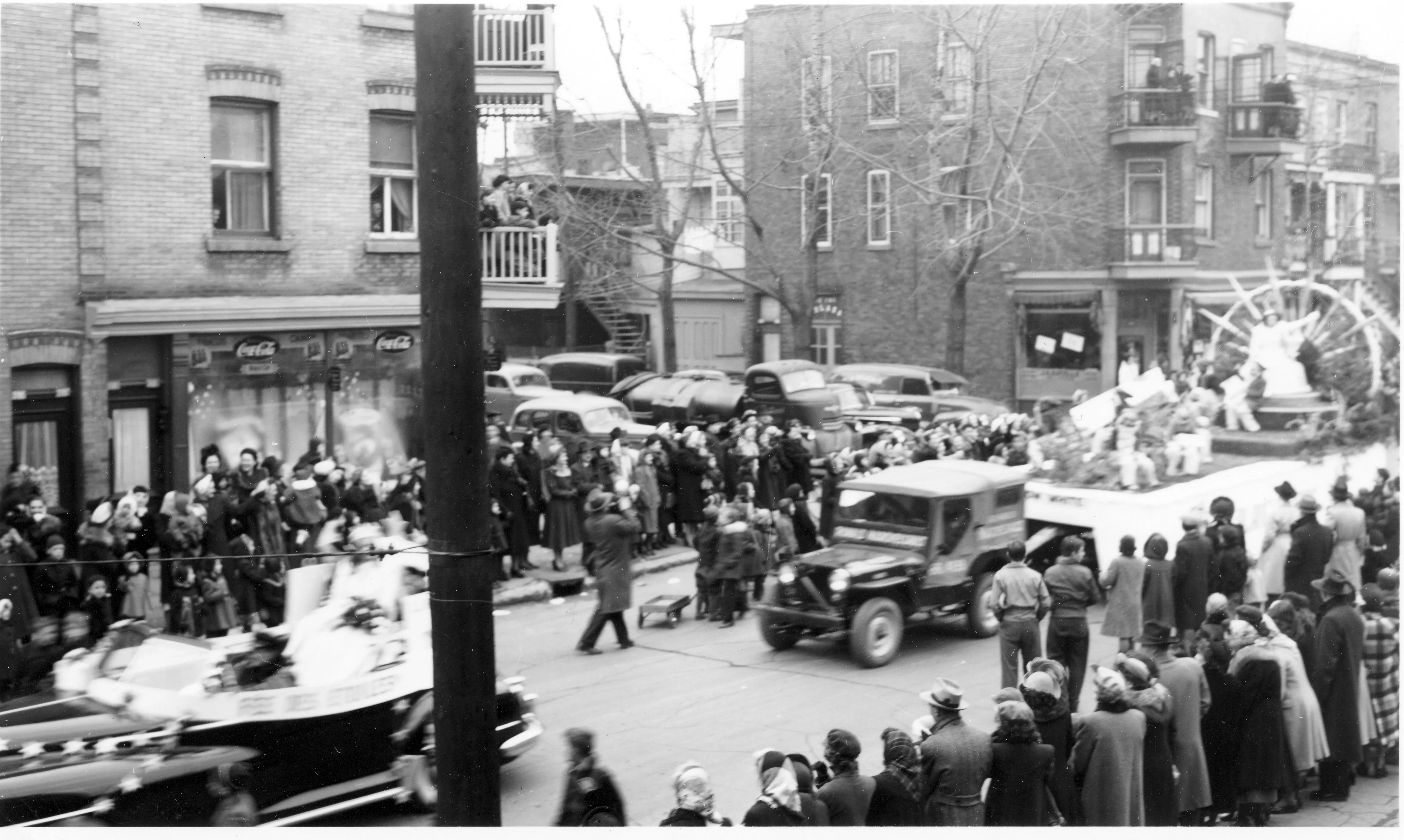 Char allégorique pendant le défilé du Père Noel – Atelier d'histoire MHM