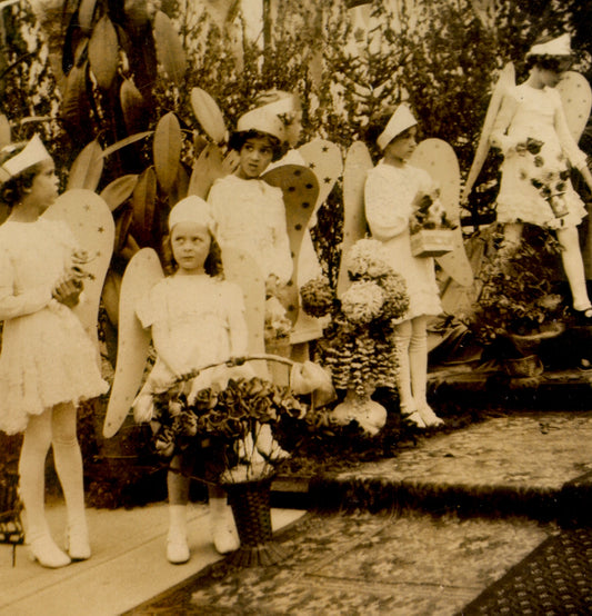 Groupe de fillettes costumées en anges.