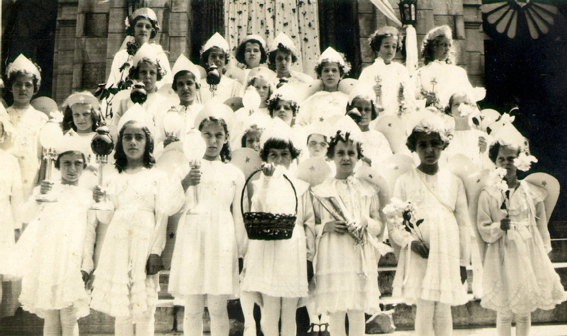 Groupe de 24 fillettes costumées en anges