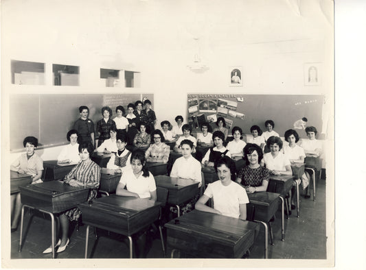 Jeunes femmes dans une classe