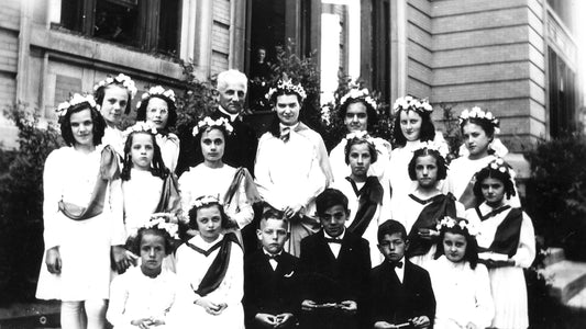 Filles et garçons entourant un religieux