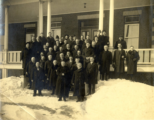 Curé et notables devant le presbytère Saint-François d'Assise