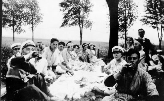 Groupe de jeunes gens autour d'une table