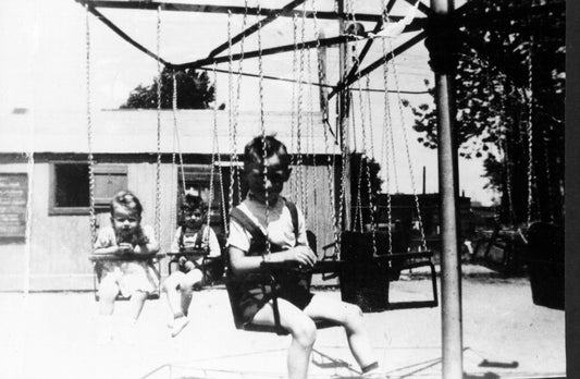 Enfants dans un manège de balançoires