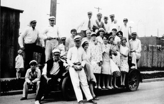 Groupe de jeunes gens sur une automobile
