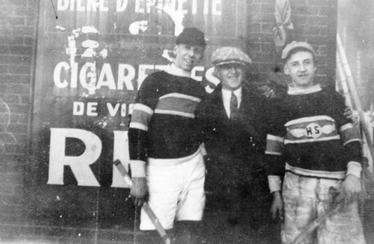 Joueurs de hockey devant un dépanneur