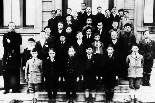Écoliers devant l'école Saint-François d'Assise