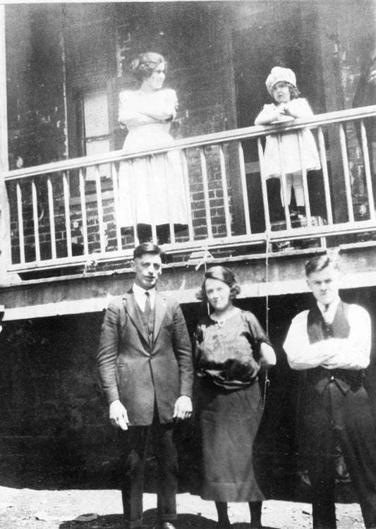 Famille sur galerie d'une maison