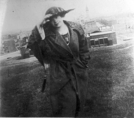 Femme devant l'église de la Nativité