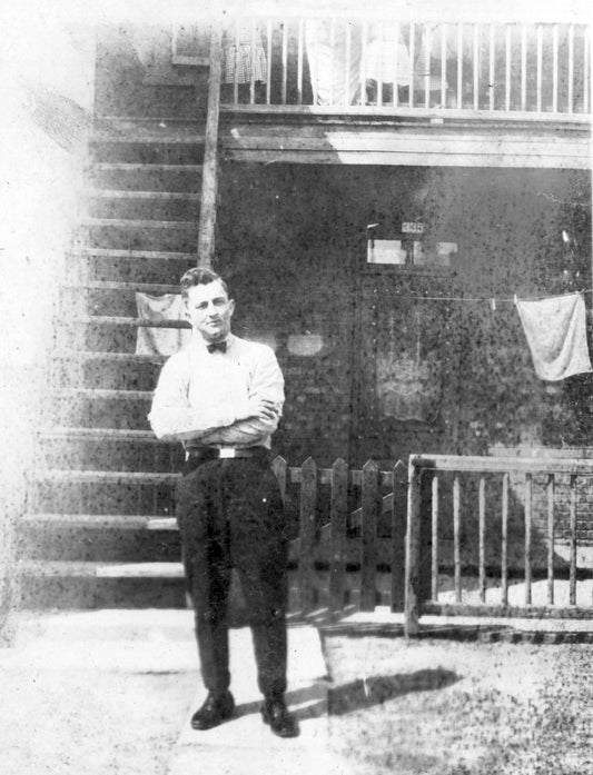 Homme devant une maison