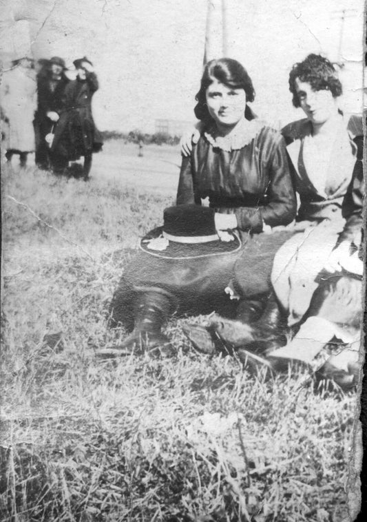 Jeunes femmes à chapeaux