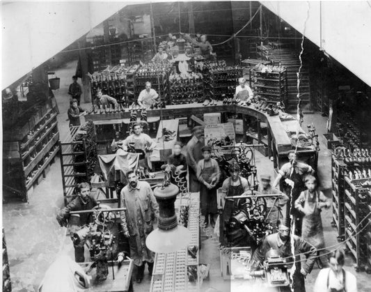 Employés dans une manufacture de chaussures