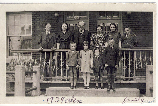 Famille posant sur son balcon
