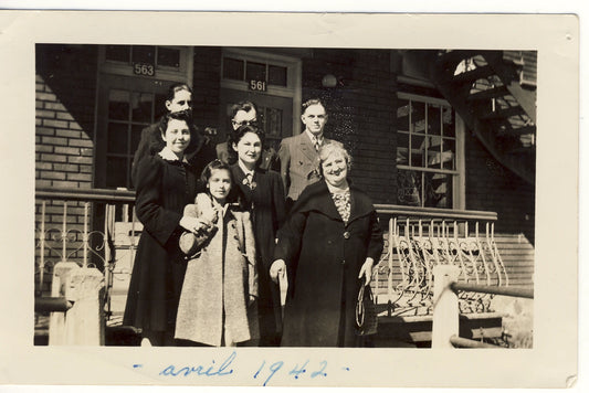 Famille posant devant son balcon