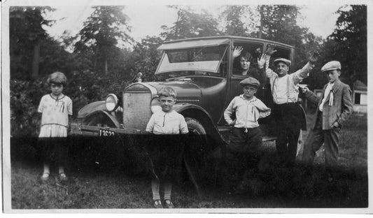 Famille et Ford modèle T, 4 portes