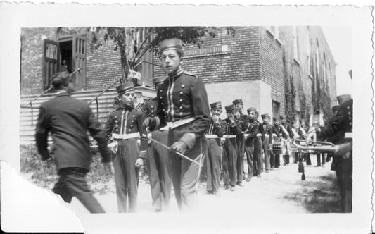 Défilé de cadets et église. St-Bernard