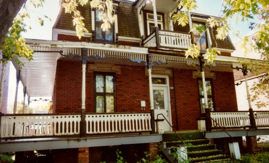 Belle maison à toit mansarde avec galeries