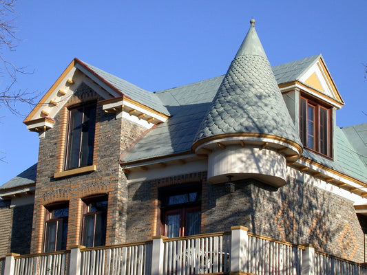 Maison avec pignon et grande galerie