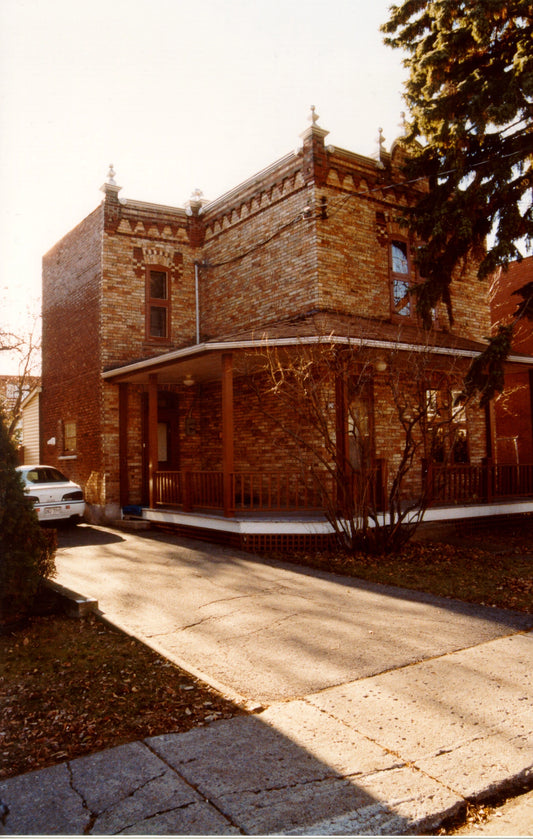 Vue latérale et de façade d'une maison