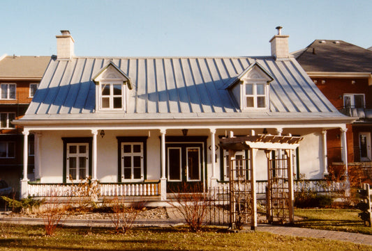 Maison de style canadien avec toit en versant