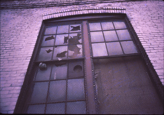 Fenêtres brisées de la City Furniture and Frame Company