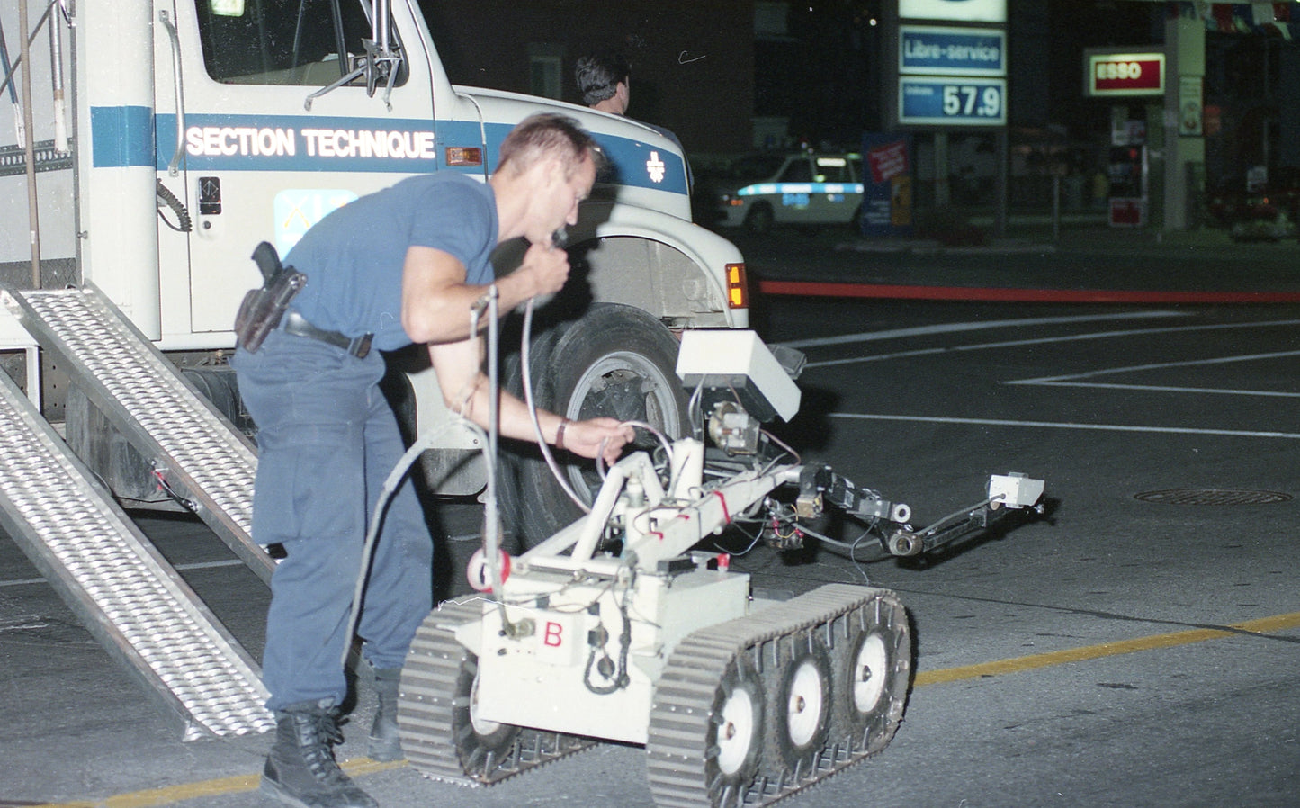 Policier utilisant un robot-démineur