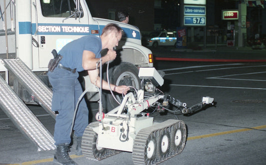 Policier utilisant un robot-démineur