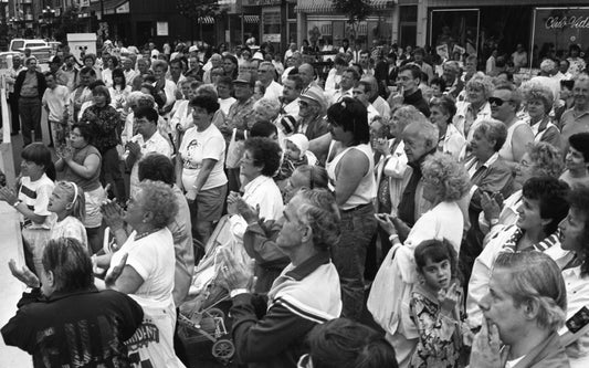 Spectateurs sur la Promenade Ontario