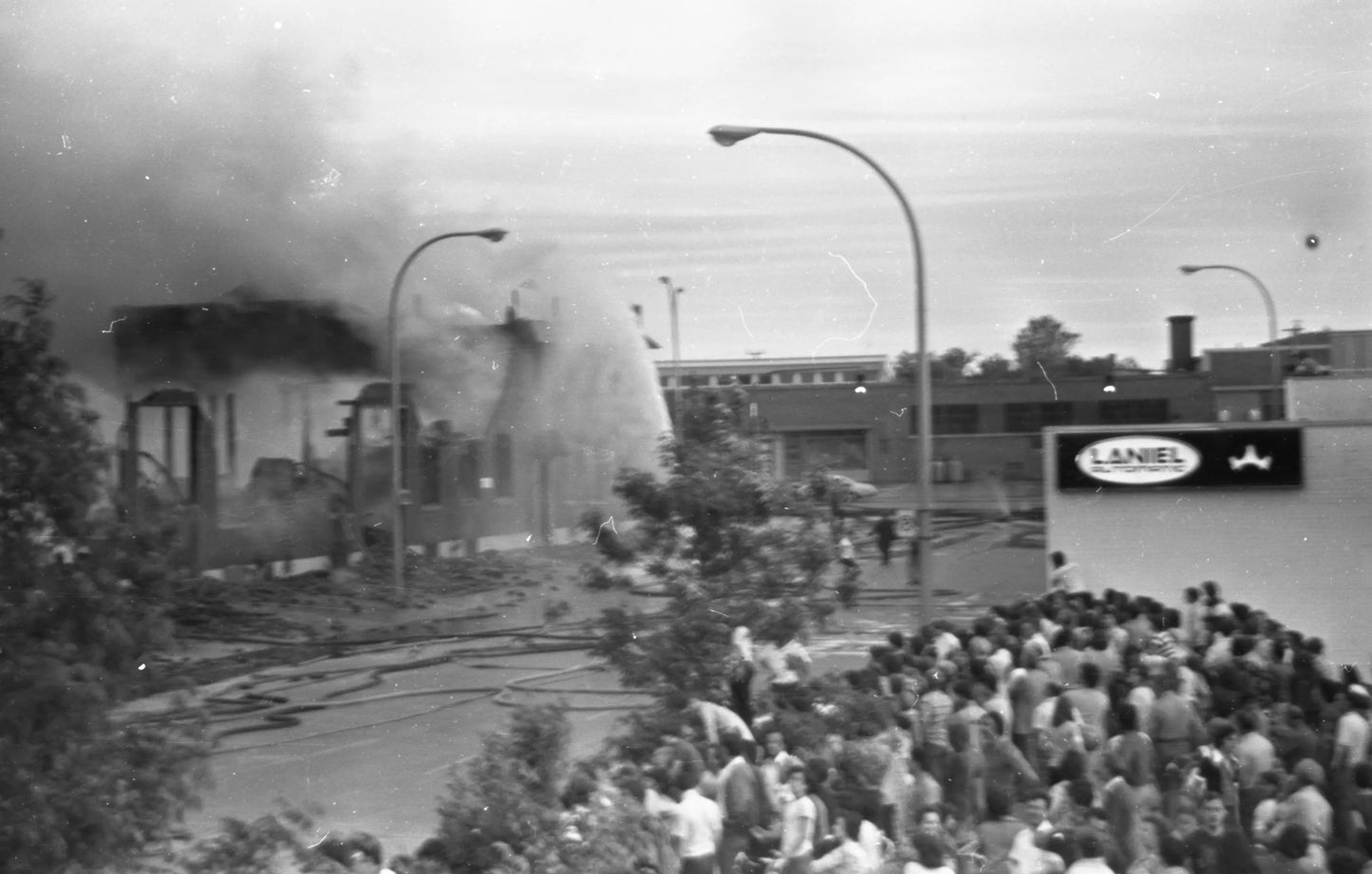 Badauds devant un incendie majeur