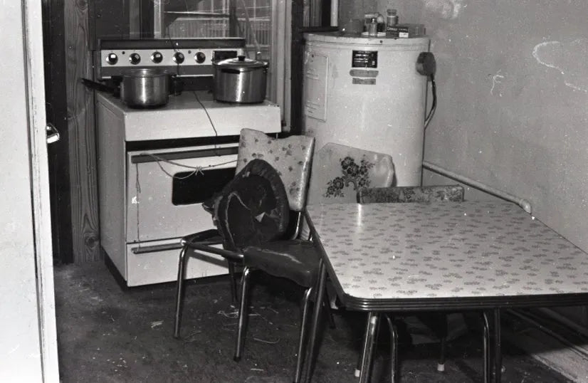 Chaises brisées dans une cuisine