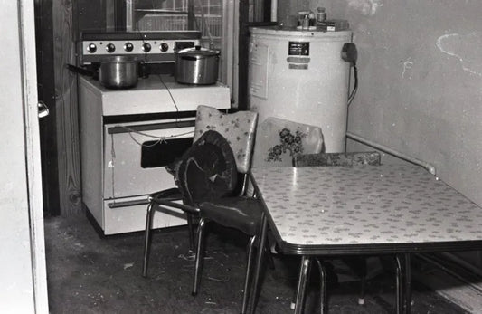 Chaises brisées dans une cuisine