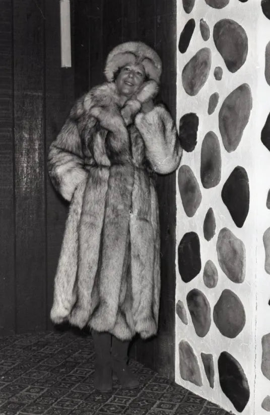 Modèle revêtue d'un manteau de fourrure