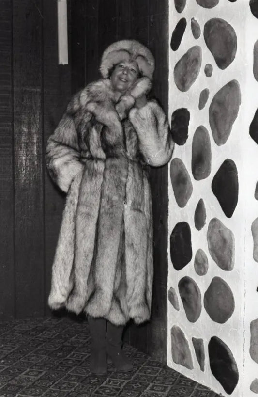 Modèle revêtue d'un manteau de fourrure