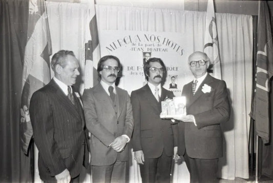 Jean Drapeau remettant des médailles