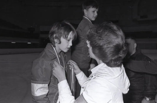 Remise de médaille à un jeune hockeyeur