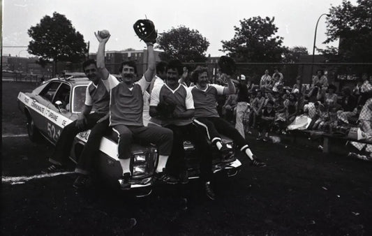 Joueurs enthousiastes sur une voiture de police