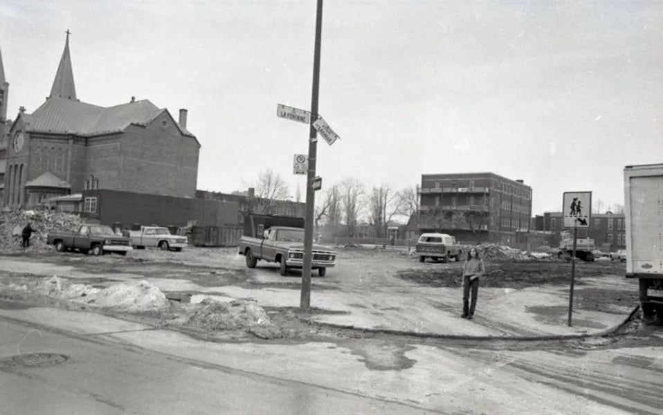 Démolition de la première école de Maisonneuve
