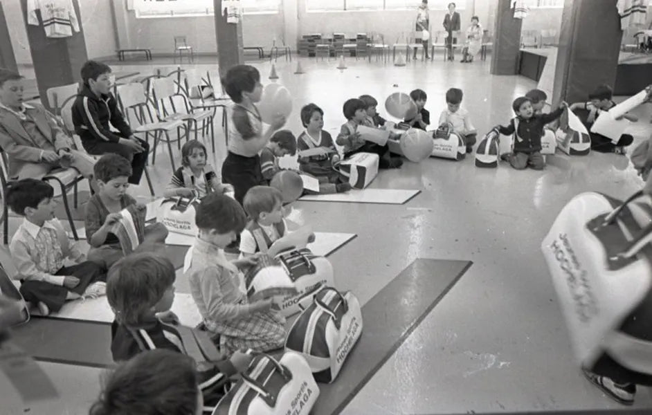Jeunes enfants avec sac de sport