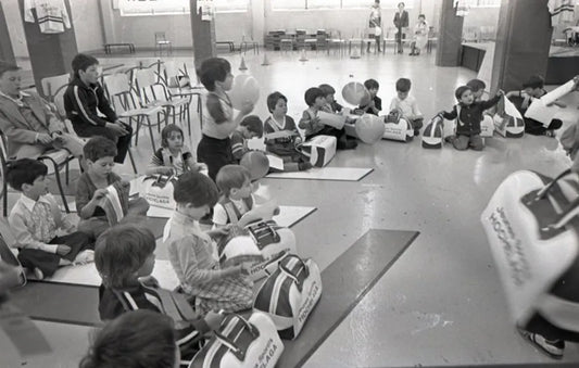 Jeunes enfants avec sac de sport