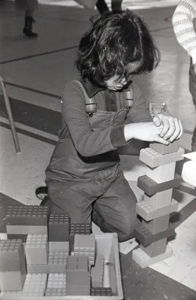 Enfant avec des blocs