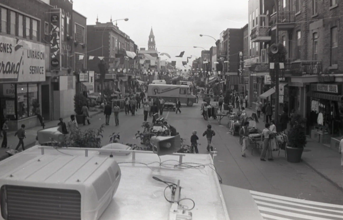 Vente trottoir sur la Promenade Ontario