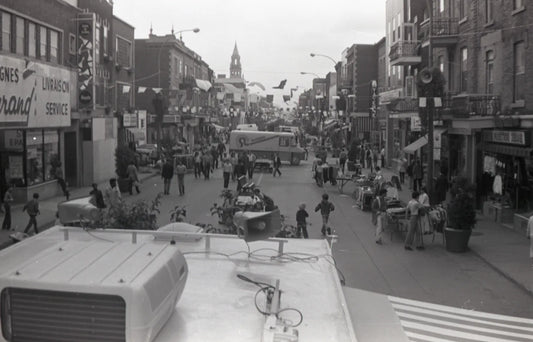 Vente trottoir sur la Promenade Ontario